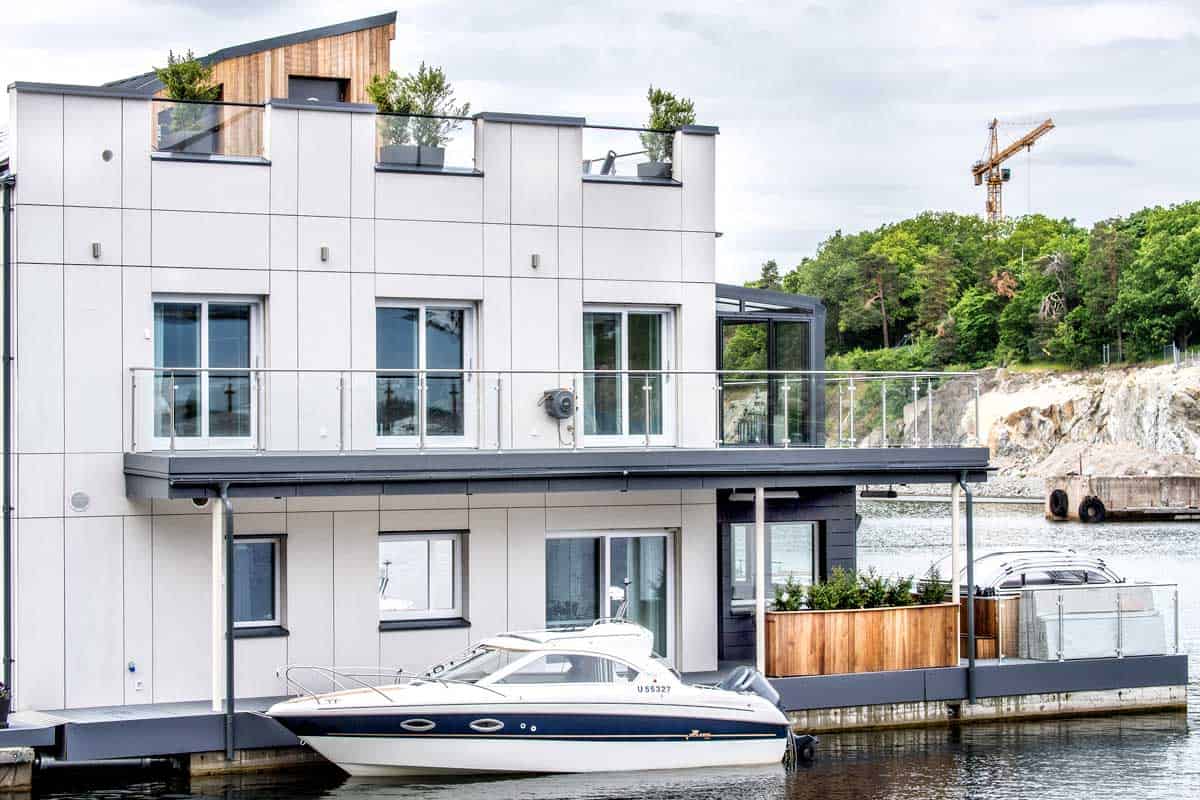 Flytande hus med båt