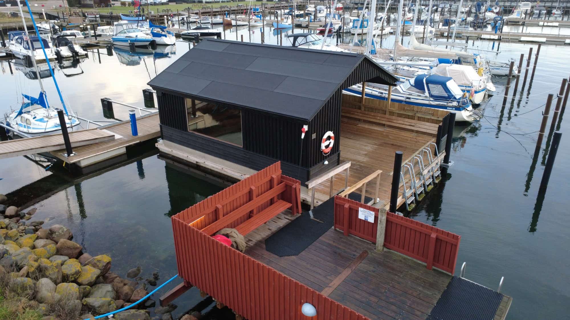 Färdig bastu i Rörvig Danmark med badstegar