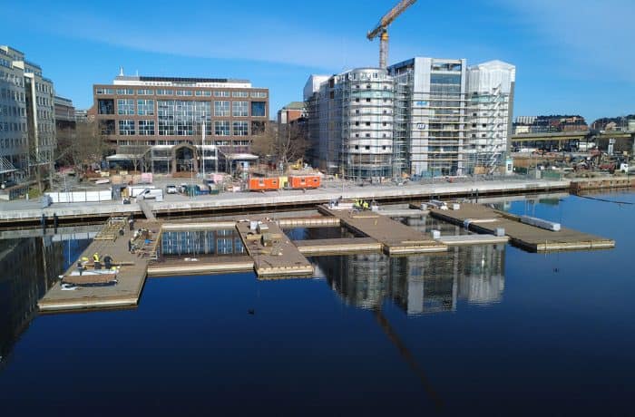Hafen mit modernen Gebäuden und Bootsanlegern in der Stadt.