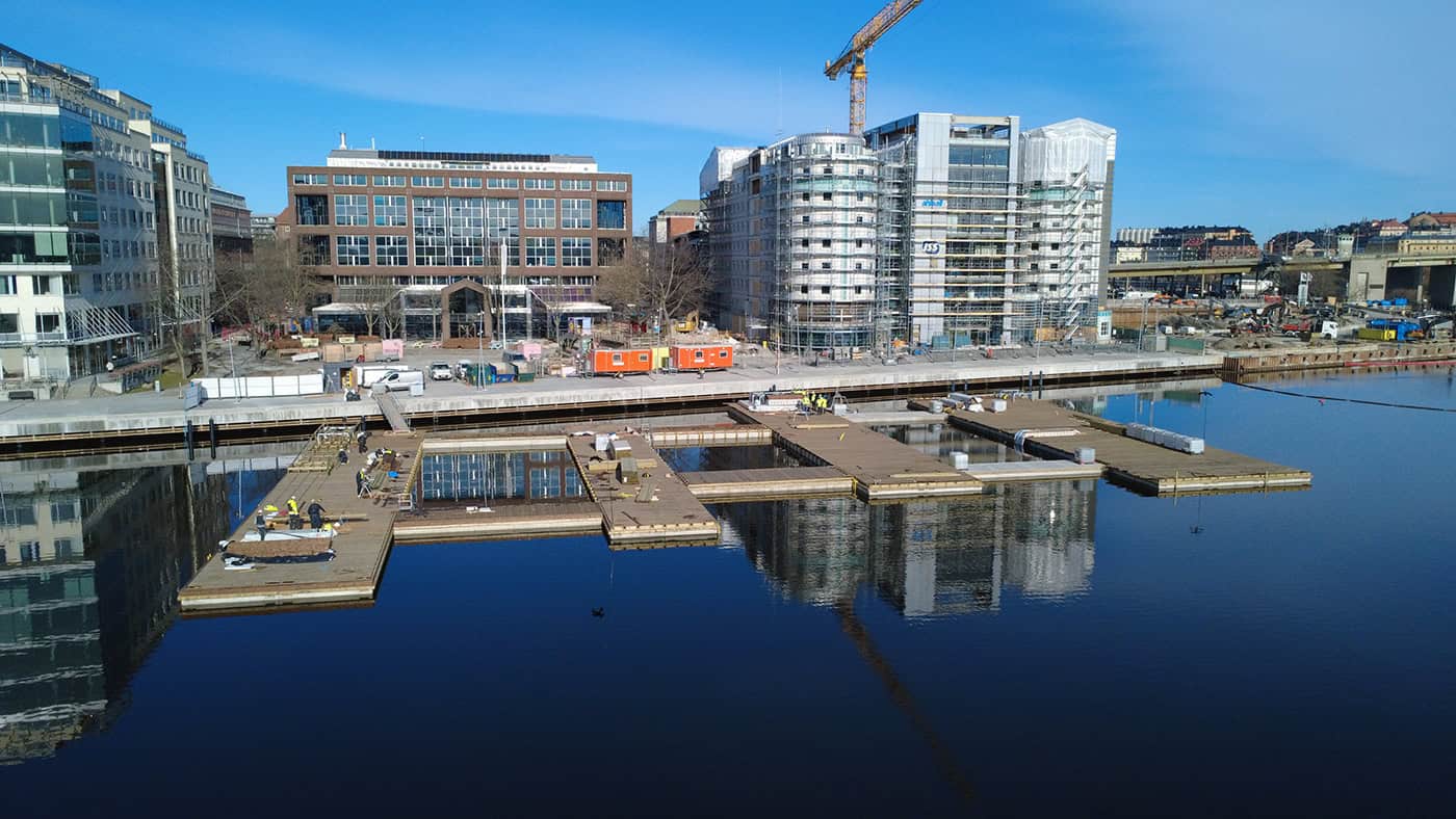 Hafen mit modernen Gebäuden und Bootsanlegern in der Stadt.