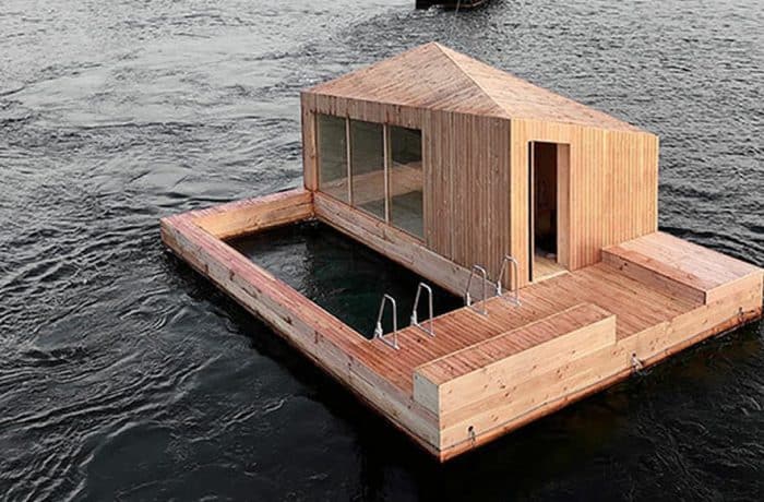 Häuser auf dem Wasser: Modernes schwimmendes Haus mit Holzdesign und Terrasse.