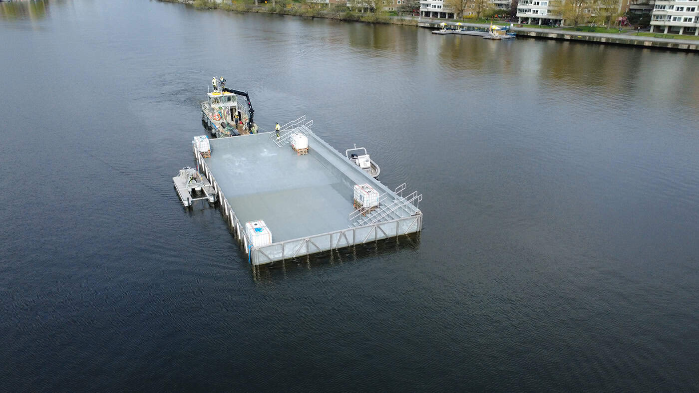 Anlegesteg in ruhigem Wasser mit moderner Infrastruktur.