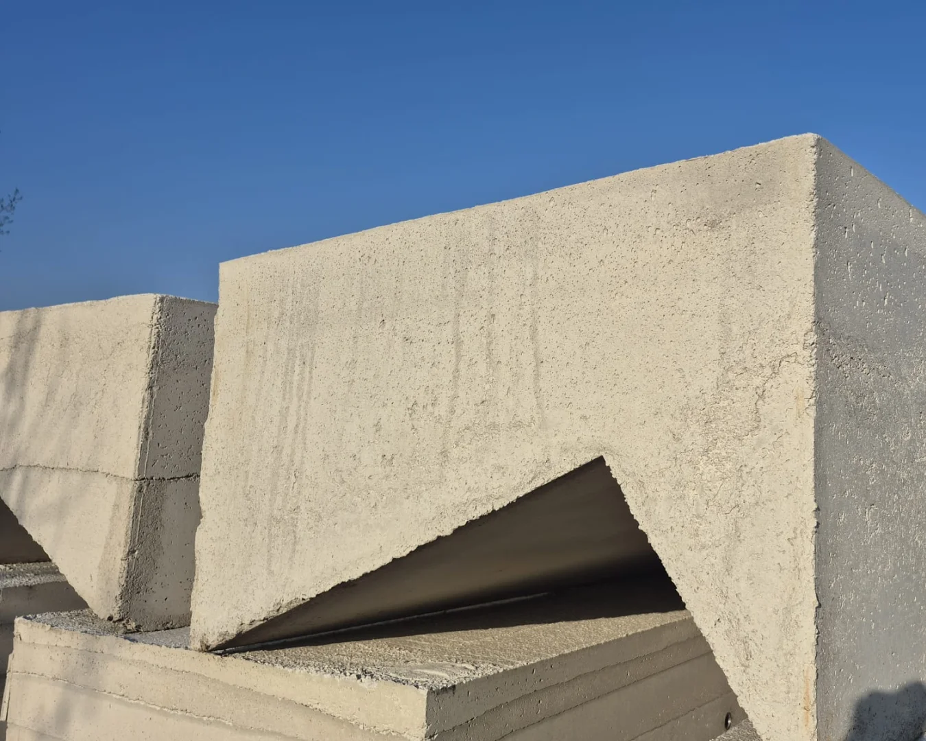 Legostein aus Restbeton 3,0 t und 1,6 t