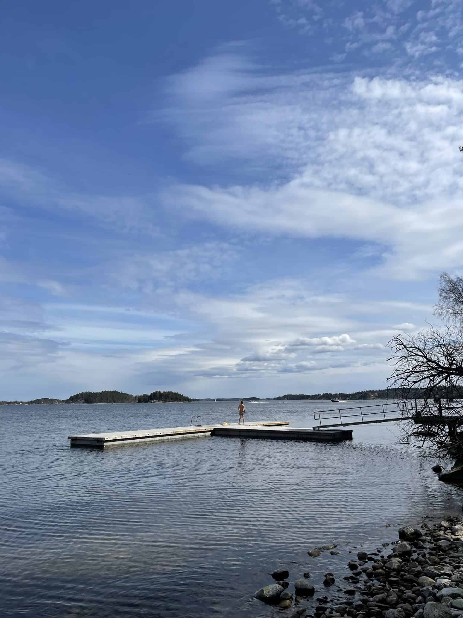 En badbrygga i vattnet