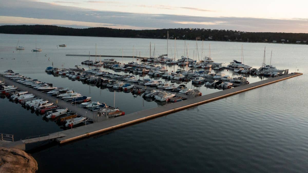 En marina med betongbrygga i Tyresö