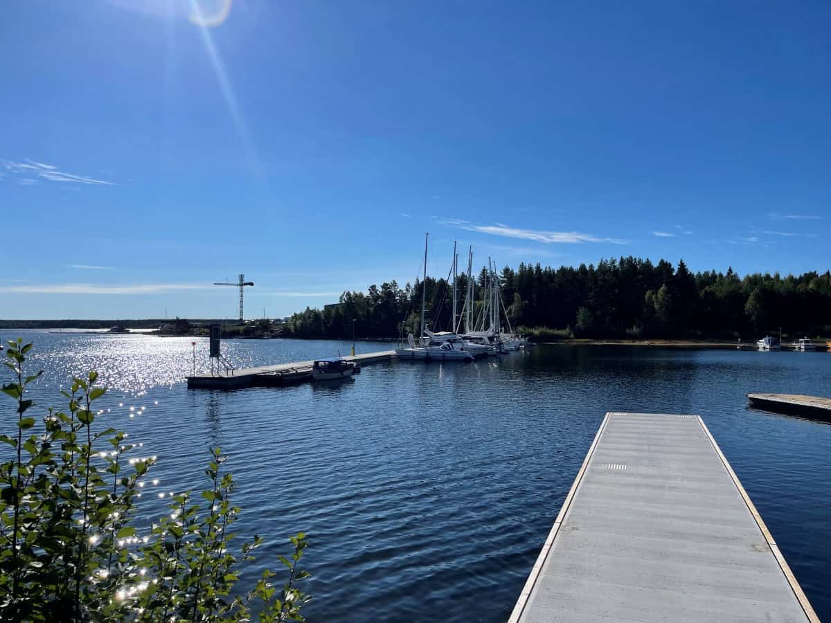 Betongpontoner med vågbrytande barriär