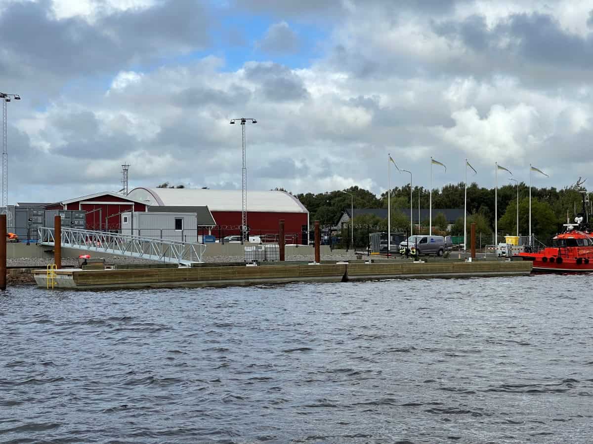 En stor betongbrygga med en lång landgång