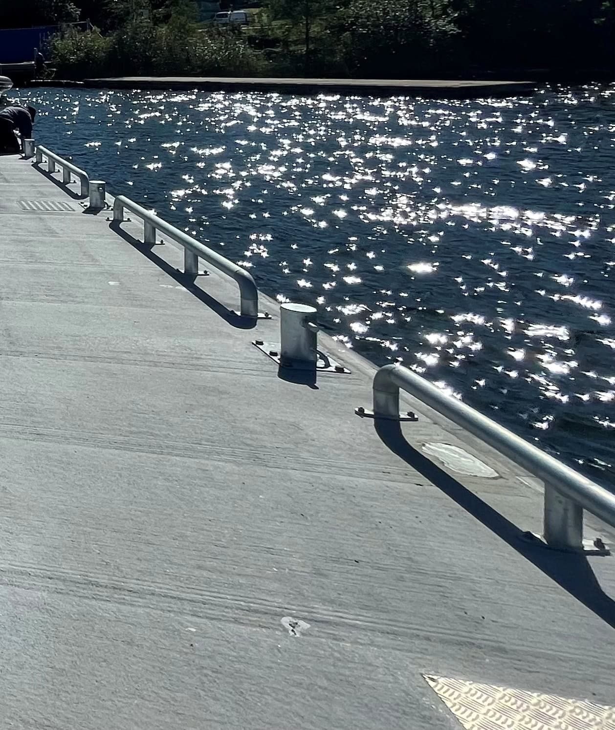 Rejäla avkörningsskydd på den flytande pontonen i Vaxholm