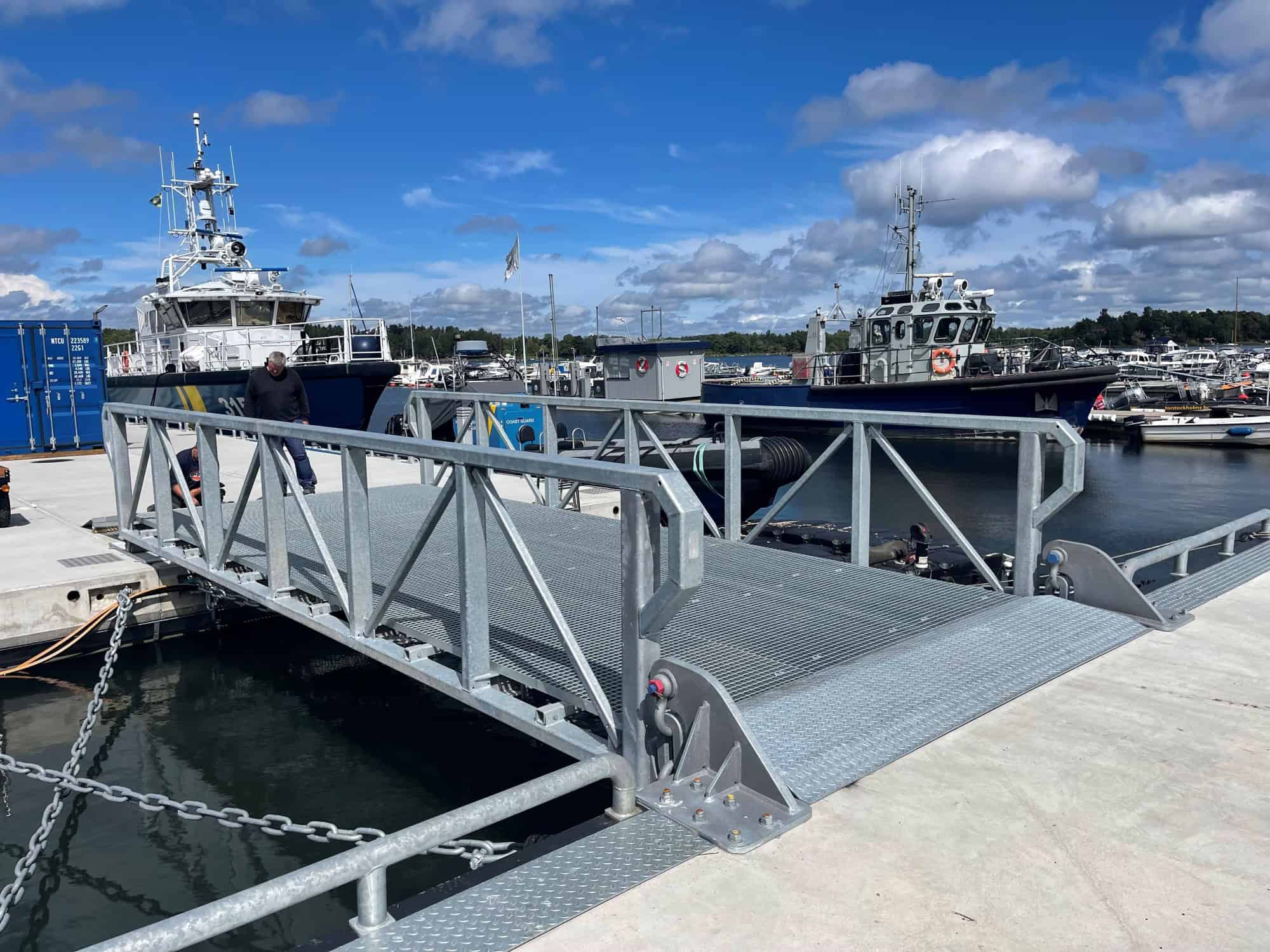 En robust landgång för kustbevakningen i Vaxholm