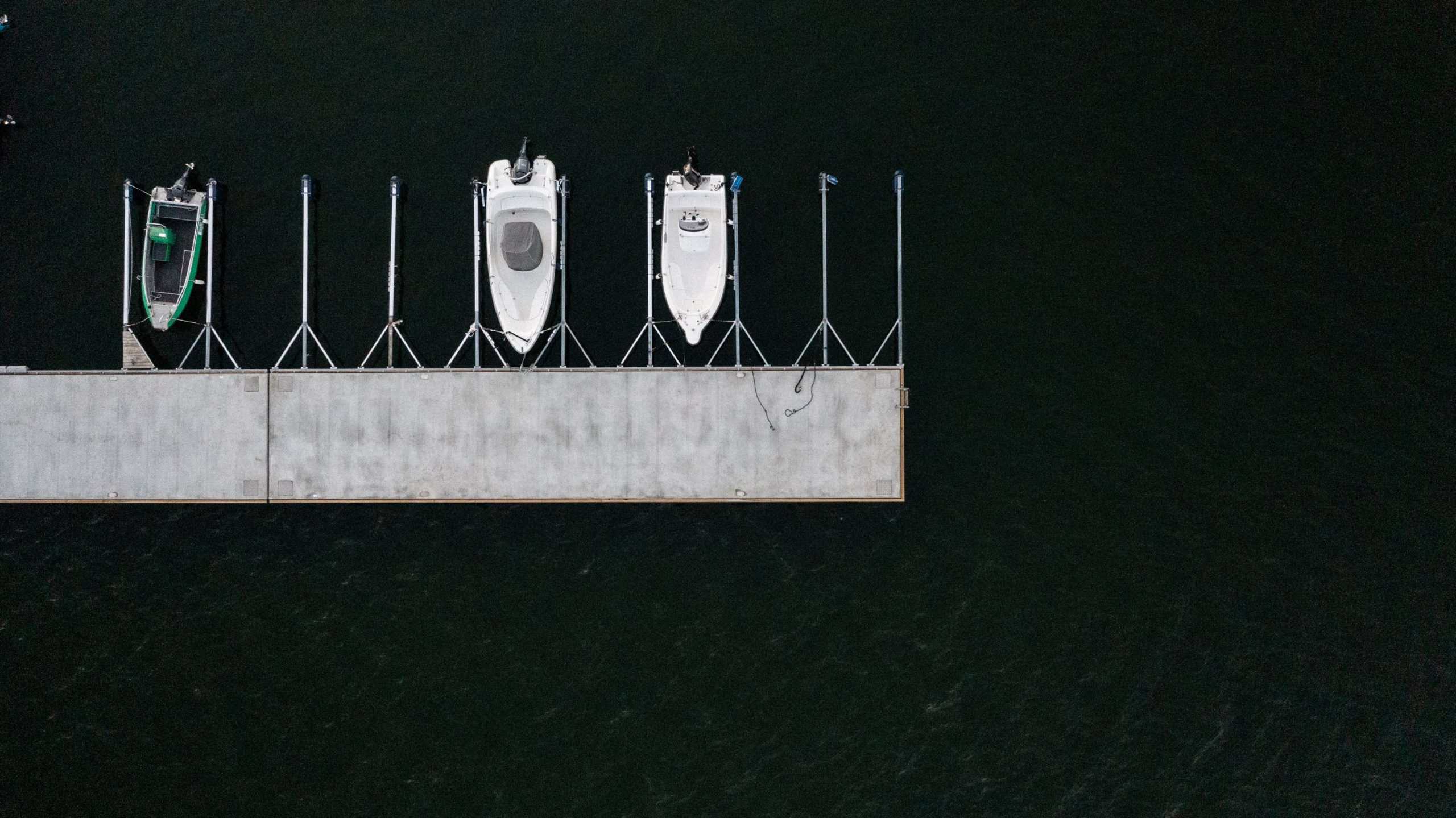 Vågbrytare med y-bommar från ovan
