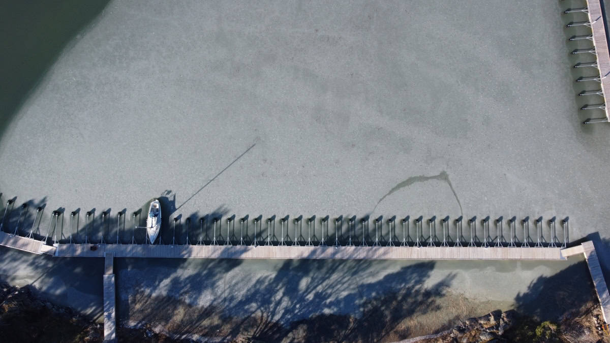 Trä- och betongbrygga med y-bommar