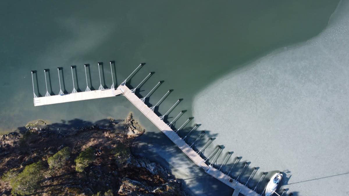 Trä- och betongbrygga med Y-bommar från ovan