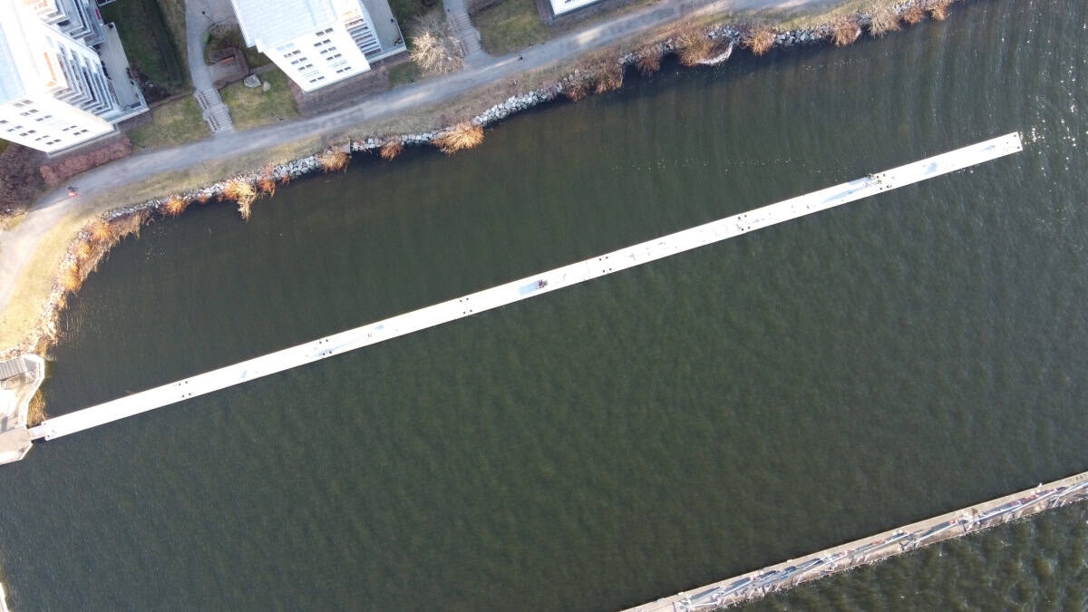 En lång betongponton från ovan