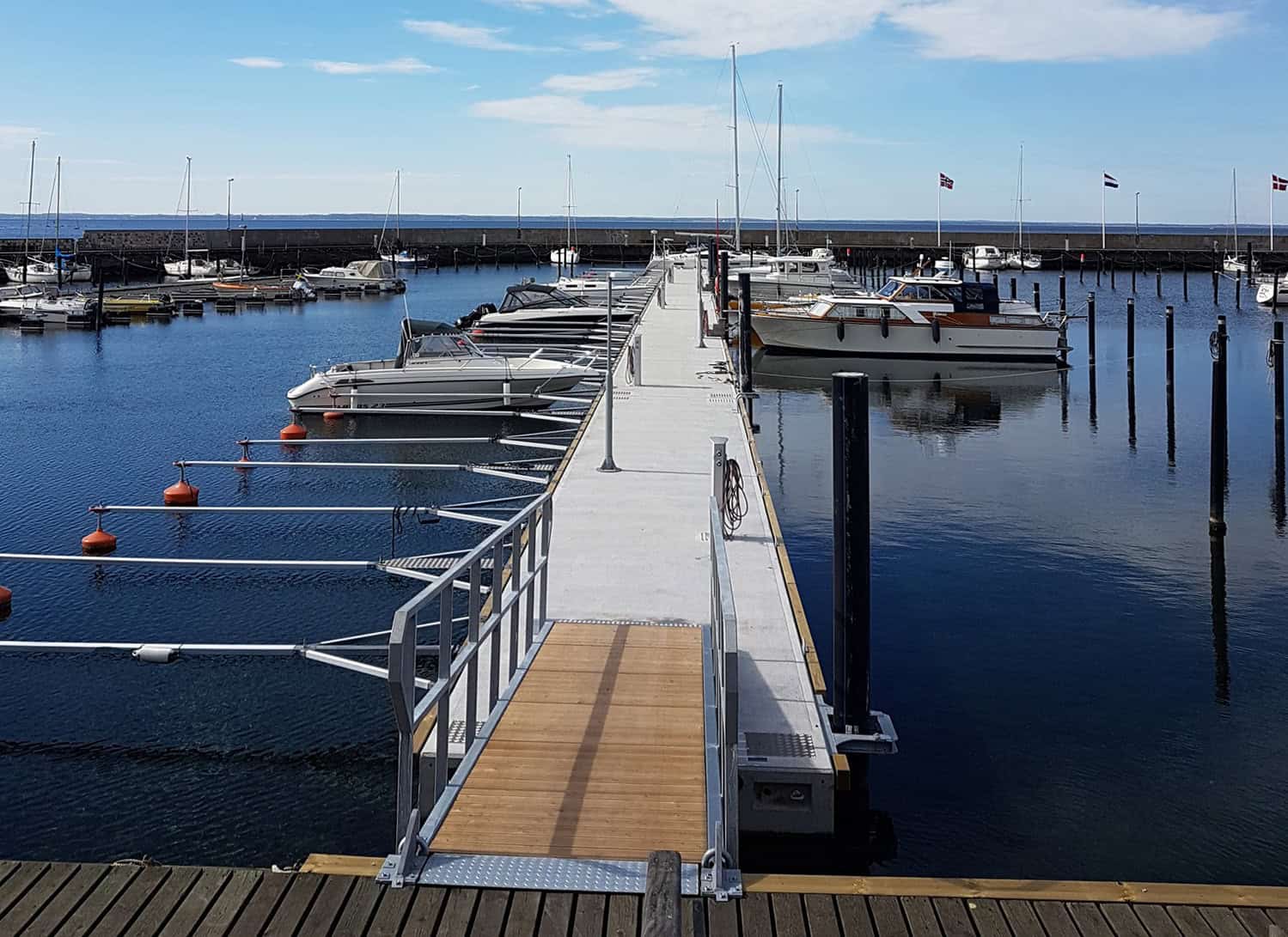 Båtar vid en flytbrygga