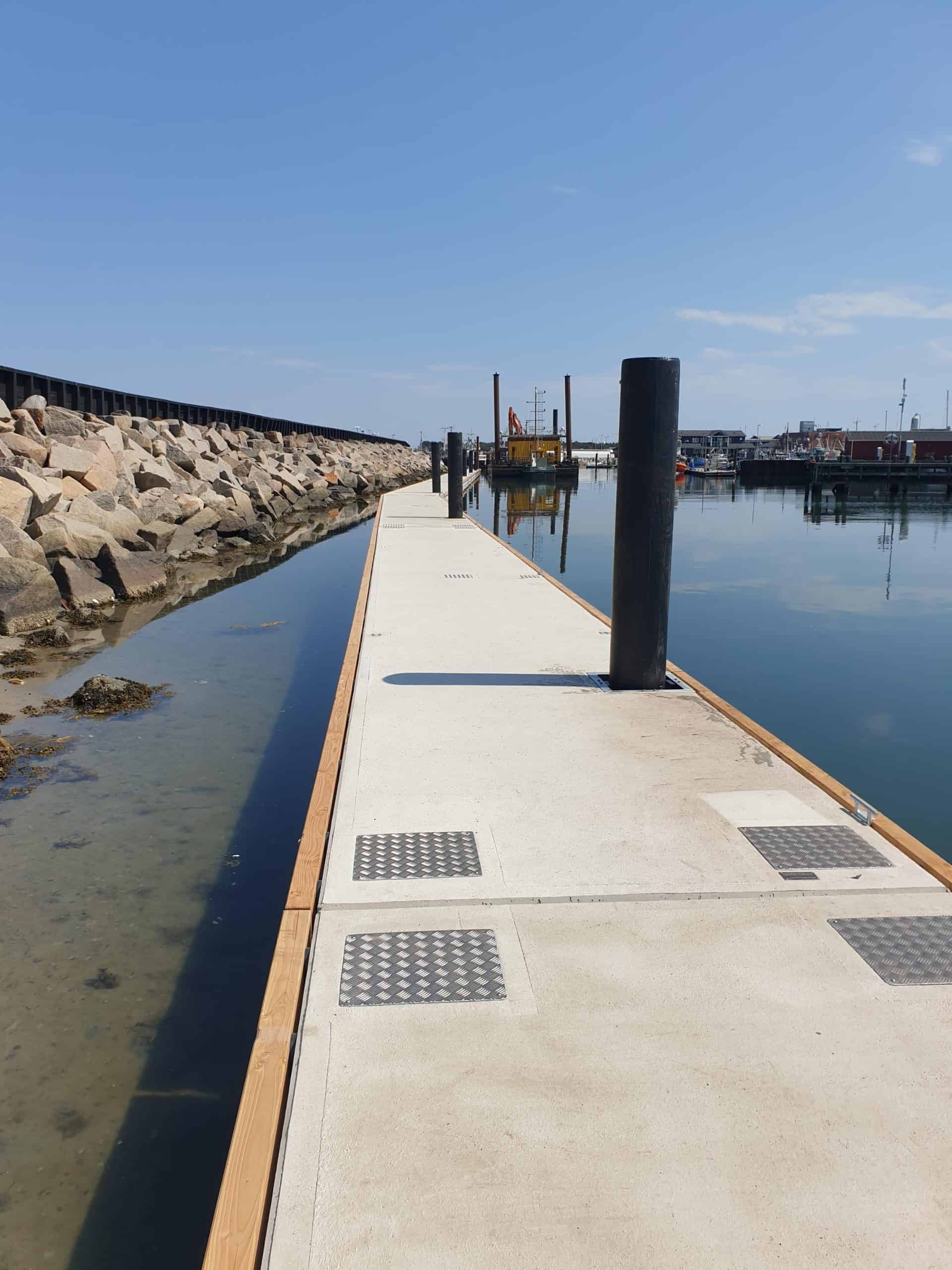 160 meter lång betongflytbrygga i hamnen