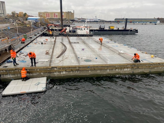 Montaget av PEABs flytande kontor i Stockholm