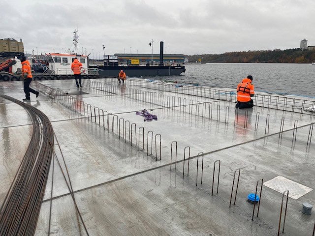 Pågående montage av PEABs flytande kontor i Stockholm