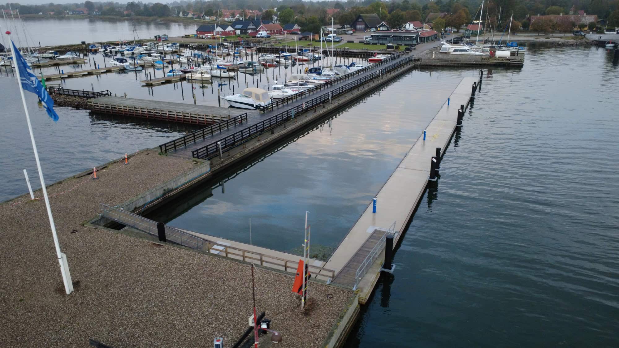 En flytande betongbrygga i Rörvig, Danmark