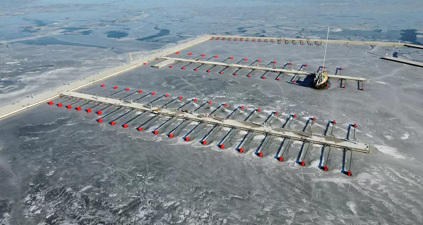 Vågbrytande pontoner och nya båtplatser i Lövuddens hamn