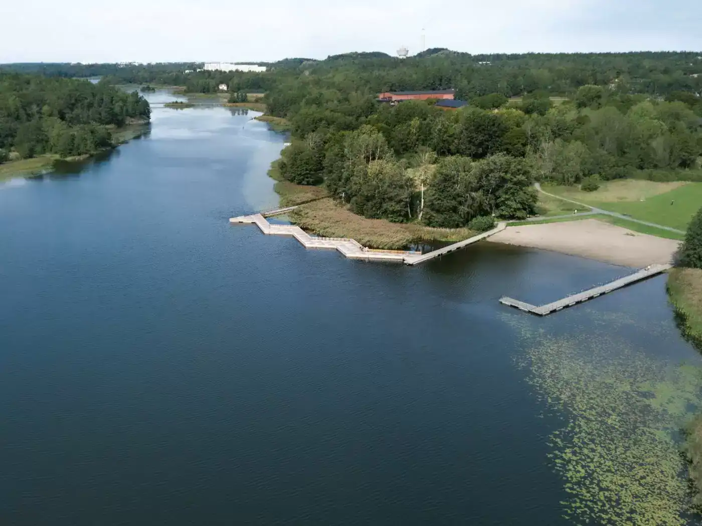 Gångbro av betongpontoner ovanifrån i Farsta strand