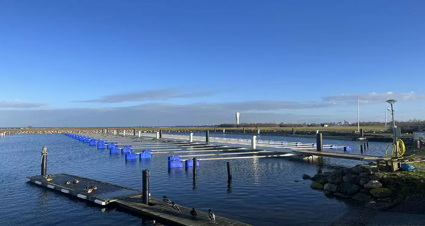 Betongpontoner med y-bommar i Andelshamnen Lagunen, Limhamn