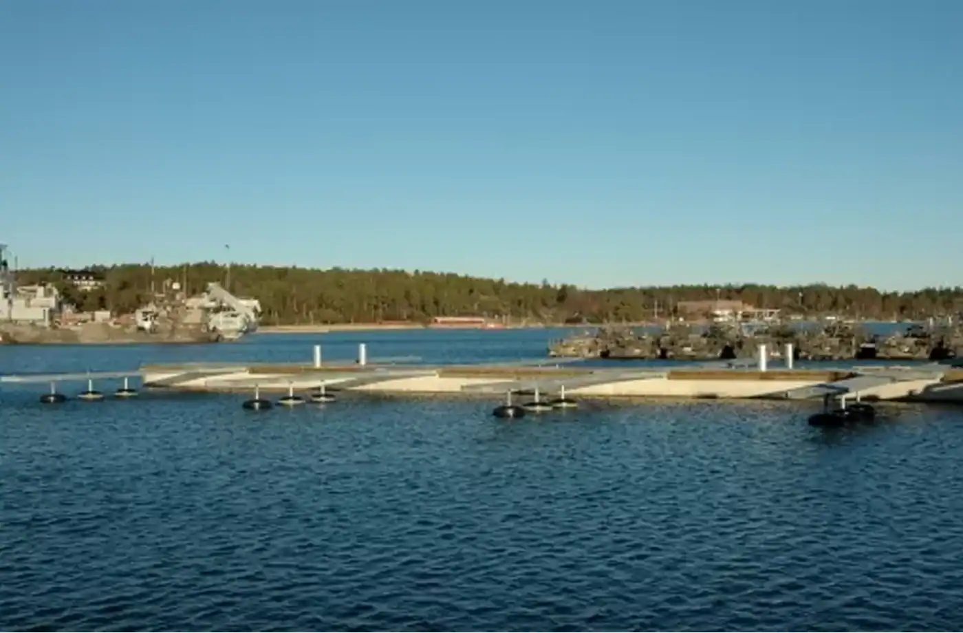 Brygga med Y-bommar vid Berga örlogsbas
