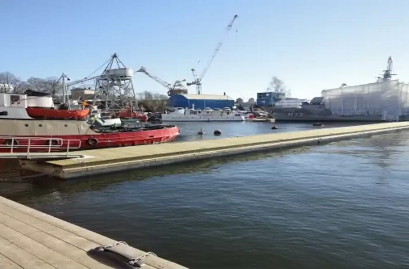 Flytande träbetongbrygga i hamnen