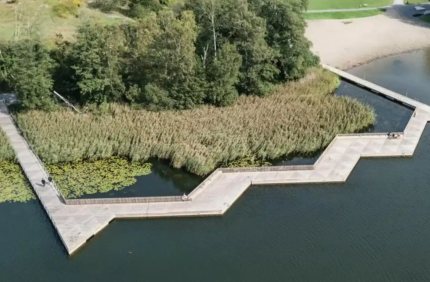 Gångbro av betongpontoner i Farsta strand