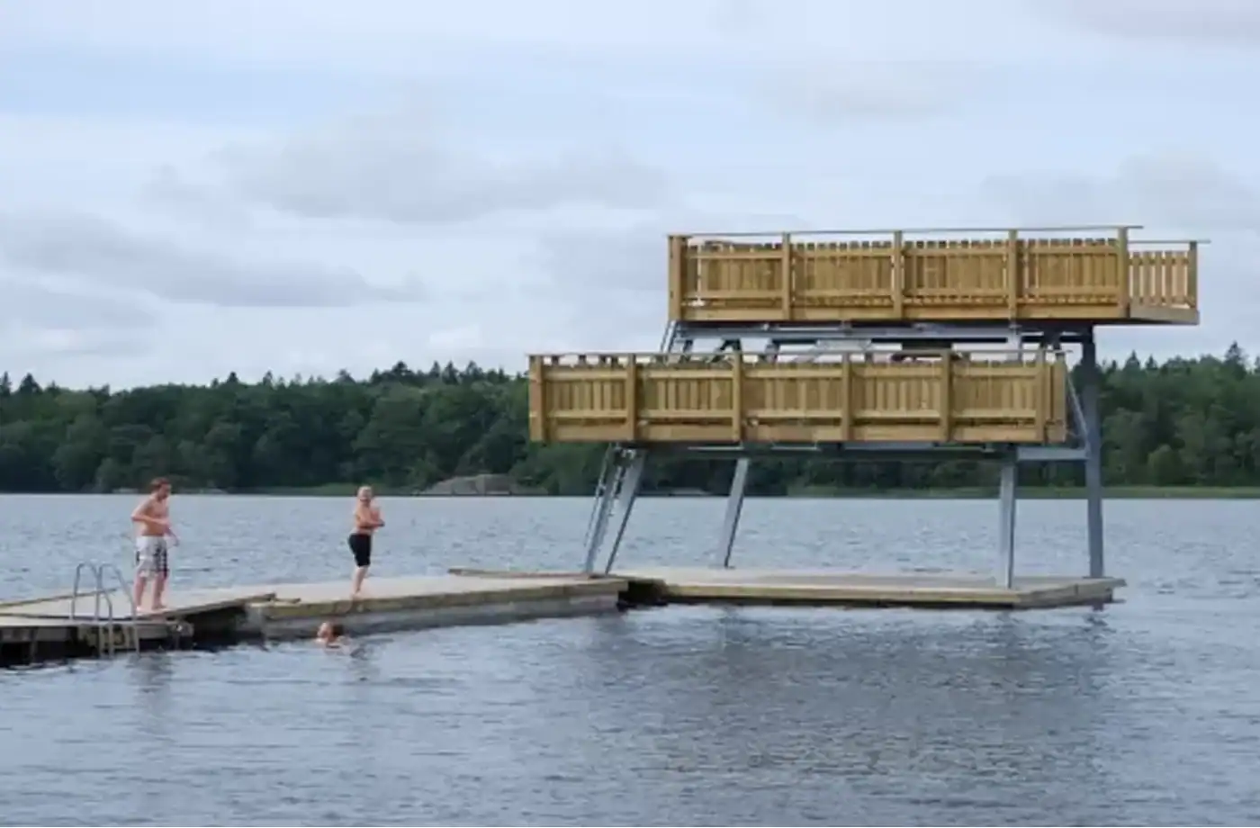 Flytande hoppbrygga i Flatenbadet