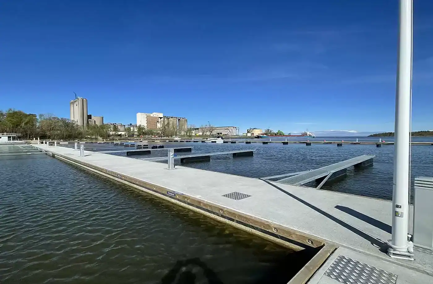 Gästahamn med träbetongbrygga i Hällekis Gästhamn, Götene