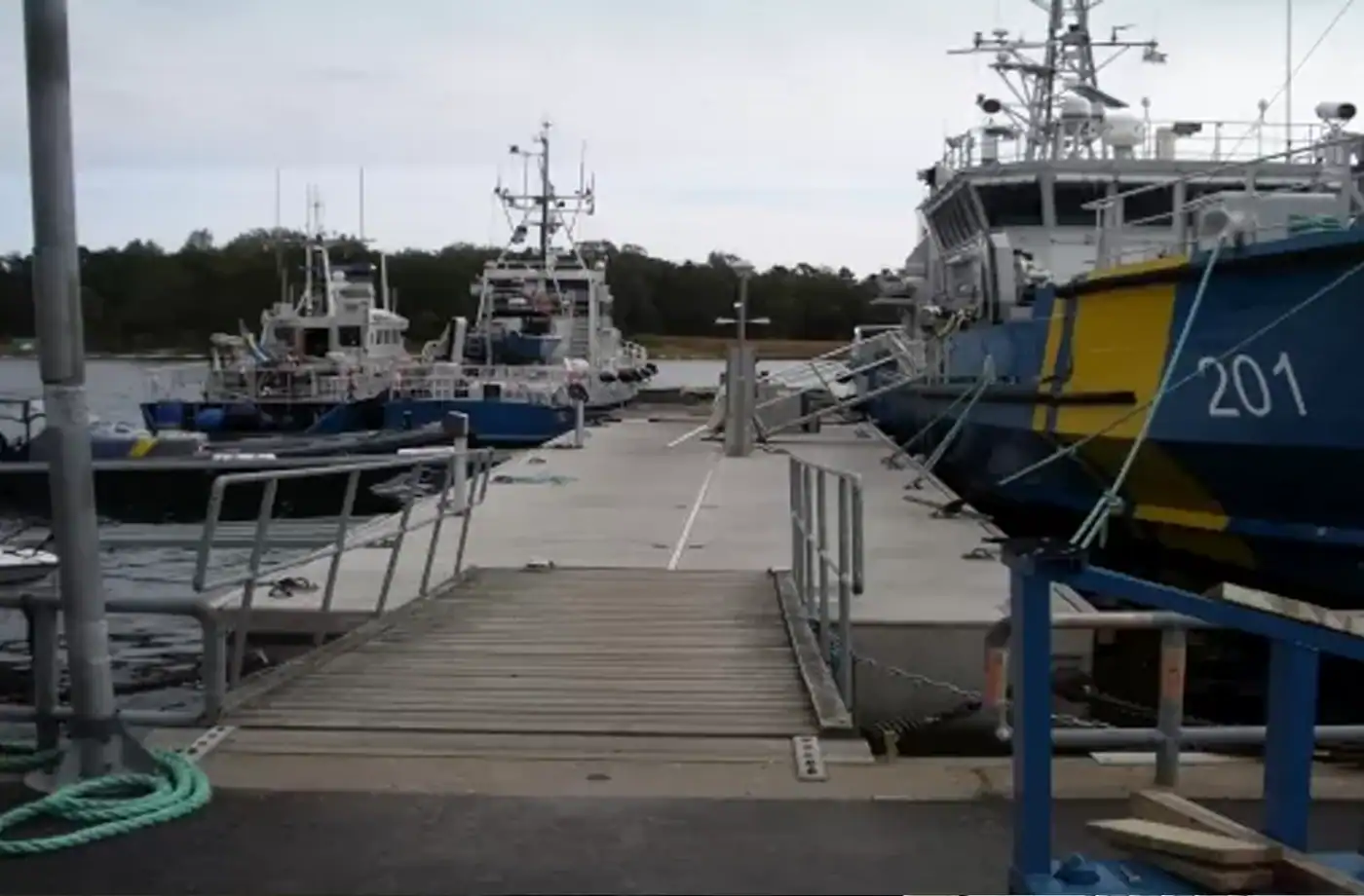 Betongpontoner i hamnen