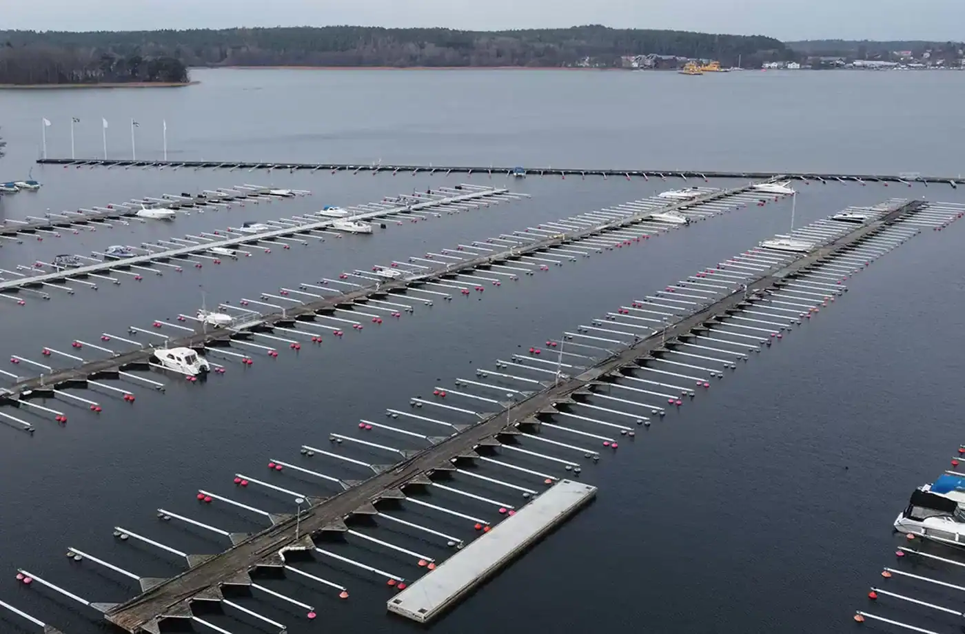 Betongpontoner med Y-bommar i Slagsta Marina, Stockholm